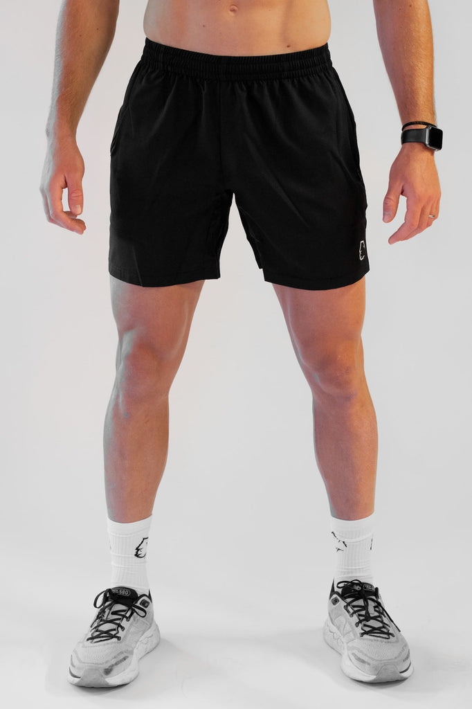 Modello con pantaloncini sportivi neri, vista frontale