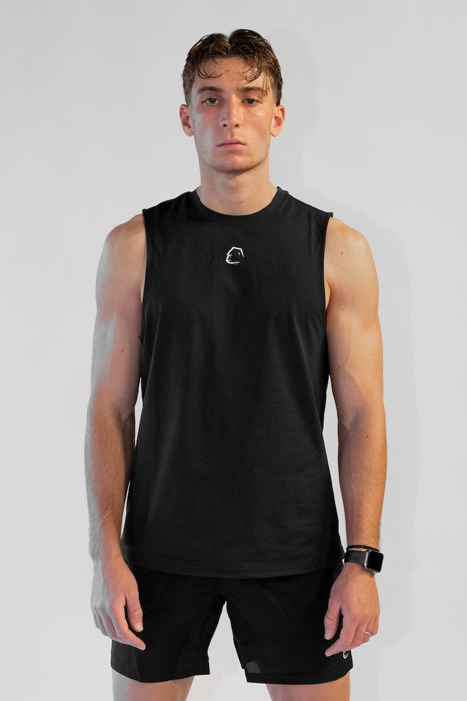 Canotta sportiva nera da uomo, indossata da modello in posa frontale