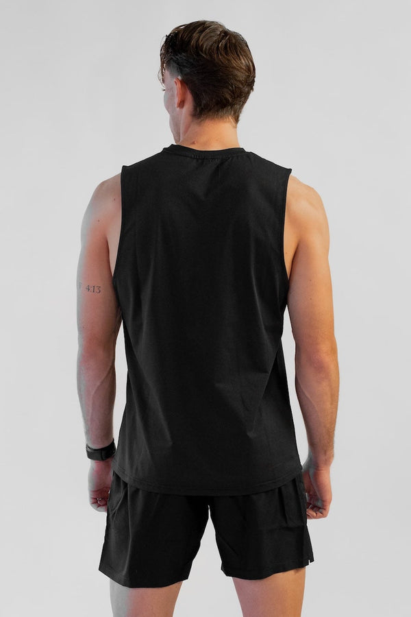 Retro della canotta sportiva nera da uomo, indossata da modello